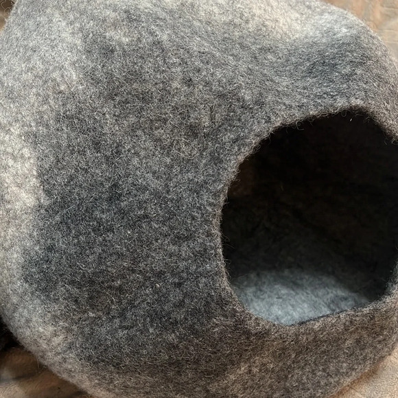 Cat Cave Gray 100% Wool Cat Bed Personal Space Hideaway Nook. NWOT. - Picture 3 of 6